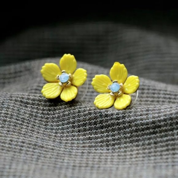 Yellow Daisy Flower Rhinestone Gold Stud Earrings - Picture 9 of 10